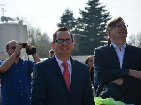 Bildvergrößerung: Bezirksbürgermeister Oliver Igel zu Gast beim Richtfest der Deutsche Reihenhaus AG