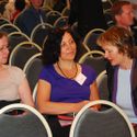 Bildvergrößerung: Drei Frauen unterhalten sich im Tagungsraum