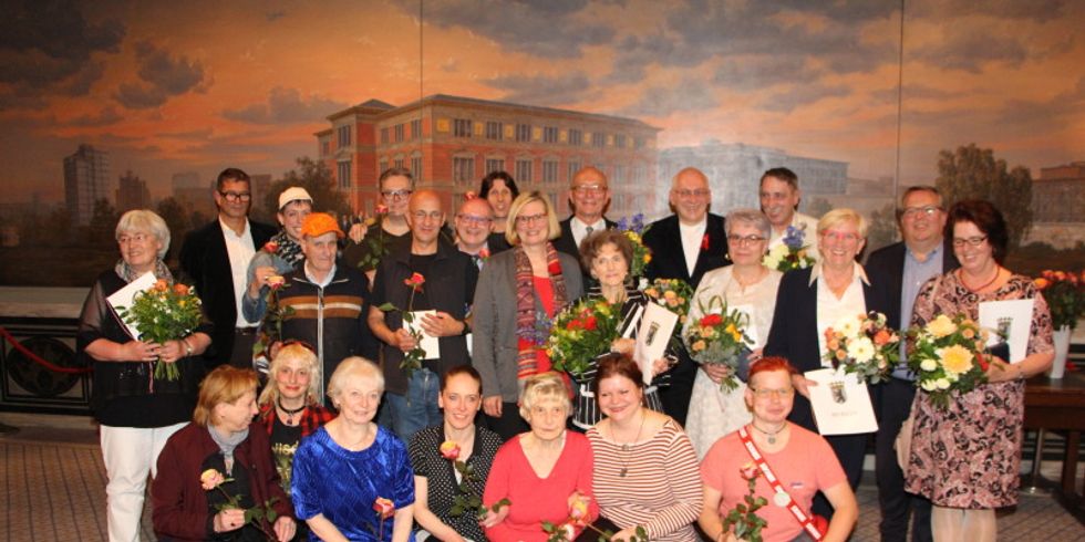 Gruppenfoto der mit Verdienstmedaillen und des Förderpreises von Tempelhof-Schöneberg Ausgezeichneten