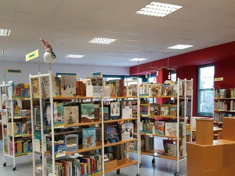 Mehrere Regale in der Bibliothek Kaulsdorf gefüllt mit neuen Kinderbüchern