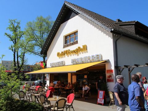 Bildvergrößerung: Café Obergfell von außen mit Tischen und Stühlen