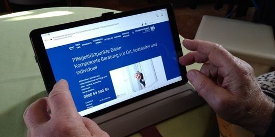 Bild Ältere Hände am PC mit der Webseite der Pflegestüzpunkte Berlin