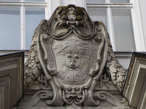 Bildvergrößerung: Wappen aus Stein mit drei Fliegen in der Mitte