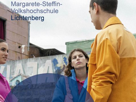 Coverbild des Kursprogramms der VHS Lichtenberg vom zweiten Halbjahr 2023. Es zeigt drei Personen, die vor einem Gebäude ein Gespräch führen.
