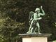 Zu sehen ist eine Statue im Heinrich-von-Kleist-Park.