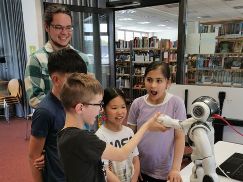 Kinder bestaunen bestaunen einen Roboter
