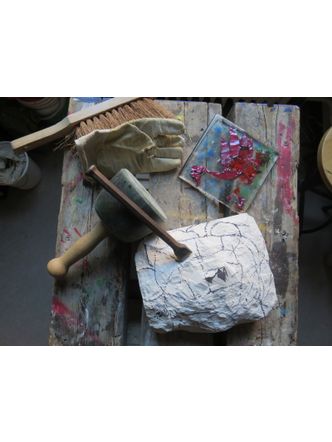 Bildvergrößerung: Stilleben aus Glasbild mit Tiermotiv, behauener Stein, Bildhauerwerkzeug (Klüpfel, Handfeger, Bildhauereisen)