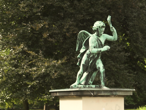 Zu sehen ist eine Statue im Heinrich-von-Kleist-Park.