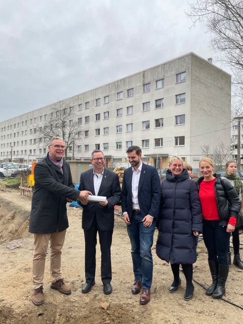 Bildvergrößerung: Bezirksbürgermeister Igel erhält die Zeitkapsel zur Grundsteinlegung des Mehrzweckgebäudes der Friedrichshagener Grundschule