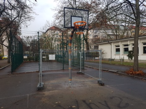 Bildvergrößerung: Ein Basketballkorb auf einem Sportplatz.