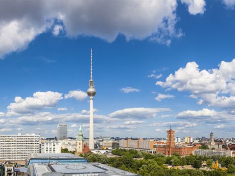 Blick über Berlin mit Fernsehturm und Rathaus