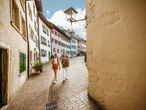 den Ort Olten auf dem Schweizer Schriftstellerweg erkunden, zwei Menschen laufen auf eine Straße