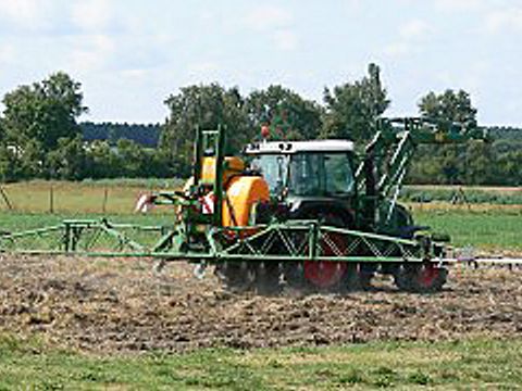 Traktor mit Pflanzenschutzmitteln