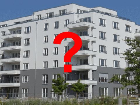 Fragezeichen auf dem Foto eines Wohngebäudes