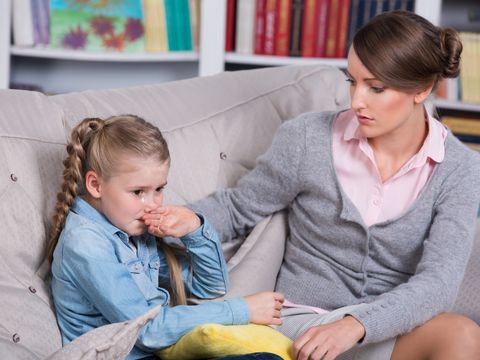 Eine Kinderpsychologin spricht mit einem weinenden Kind