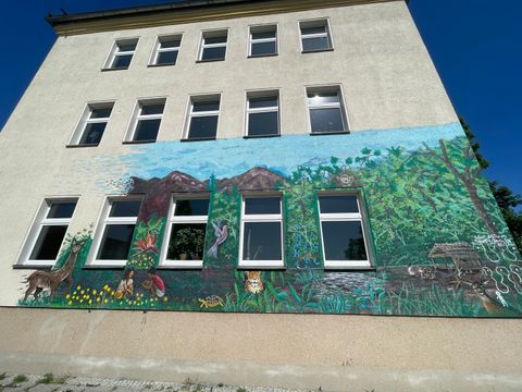 Neues Wandbild an der Fassade des Dienstgebäudes Hans-Schmidt-Str. 16 in Adlershof