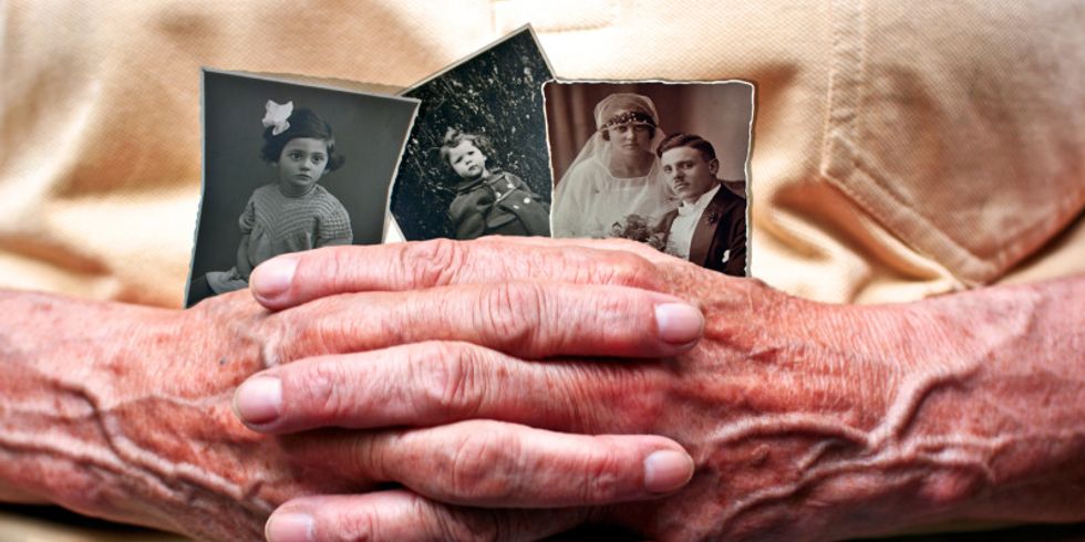 Bildausschnitt Seniorinnenhände halten vergilbte Erinnerungsfotos