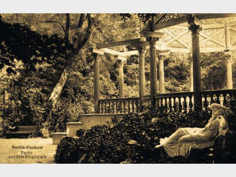 Enlarge photo: Bürgerpark Pankow - Der unterkellerte Ariadne-Tempel mit der Figur der »Schlafenden Ariadne«, auch indische Pagode genannt, um 1915