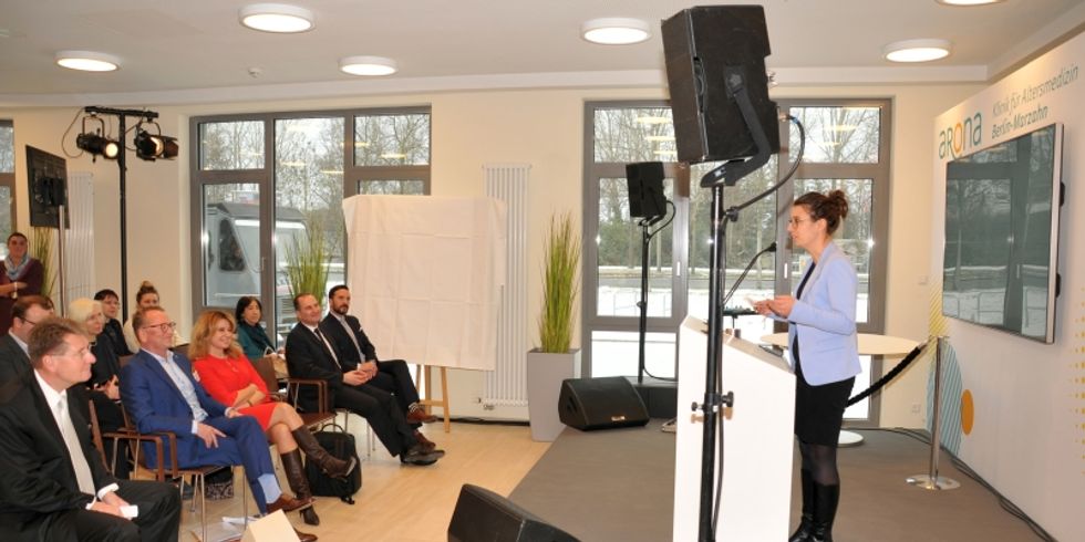 Eröffnung ARONA Klinik für Altersmedizin Berlin-Marzahn - Grußwort der Bezirksstadträtin Nadja Zivkovich mit Publikum