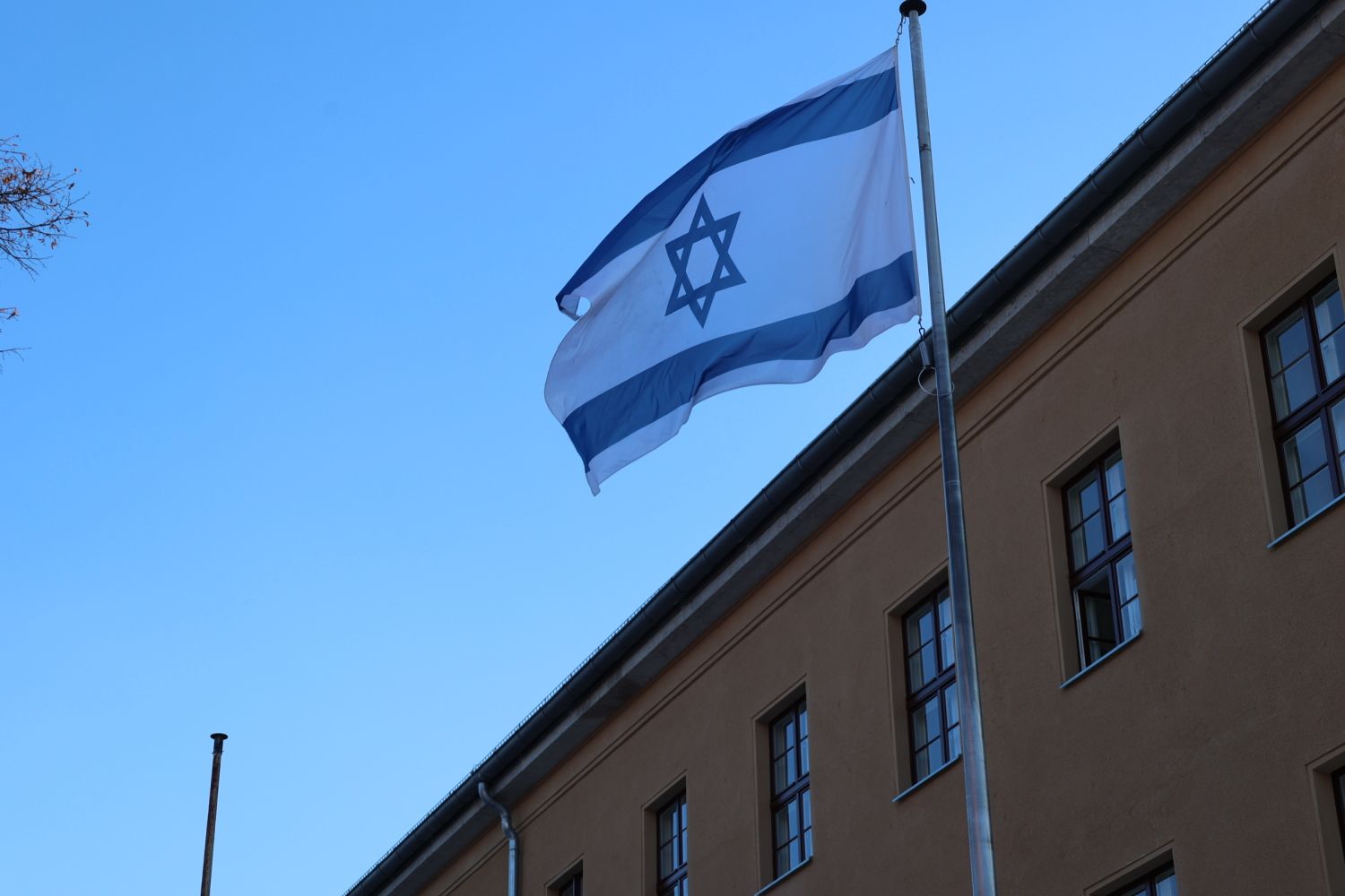 Januar 2024: Israel-Staatsflagge weht als Zeichen der Solidarität vor dem Rathaus Zehlendorf