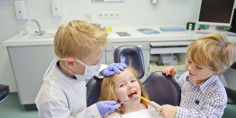 Kinder spielen Zahnarzt