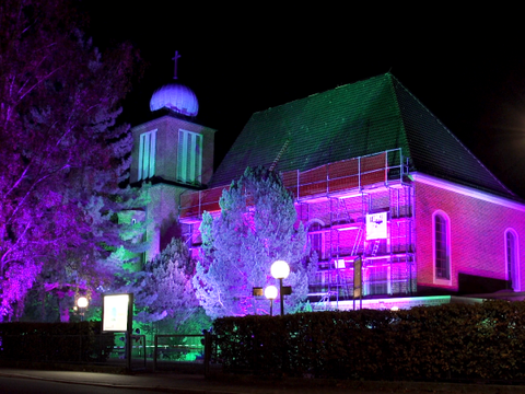 Zu sehen ist die Salvator-Kirche Lichtenrade beim Lichtkunst-Festival Berlin Leuchtet.
