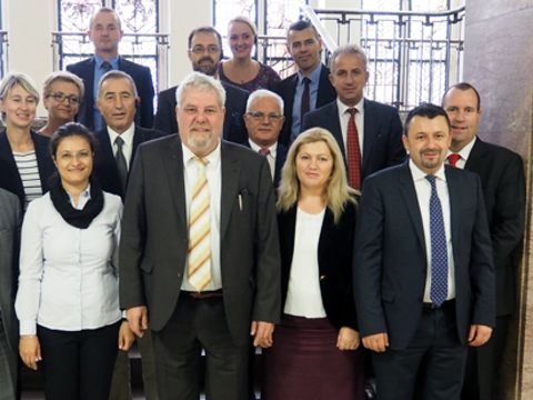 Bildvergrößerung: Finanzstaatssekretär Klaus Feiler mit der 14-köpfigen Delegation, bestehend aus Mitgliedern des für Haushalt und Finanzen zuständigen Parlamentsausschusses des Kosovo 
