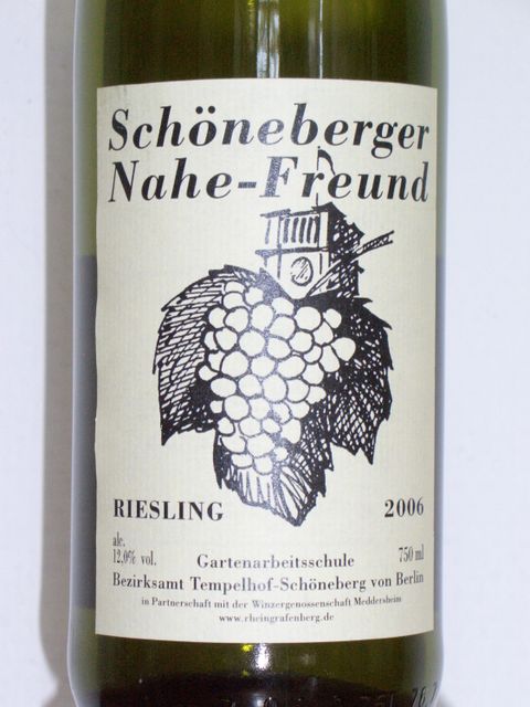 Bildvergrößerung: Flasche mit einem Etikett auf dem Schöneberger Nahe-Freund steht