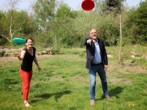 Bildvergrößerung: Jugendstadtrat Stephan Machulik und die Kinder- und Jugendbeauftragte beim Frisbee spielen