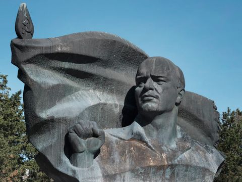 Ernst-Thälmann-Denkmal "Ich sehe was" - "Held" - Ernst Thälmann. Podiumsdiskussion zu dem umstrittenen Denkmal in Prenzlauer Berg