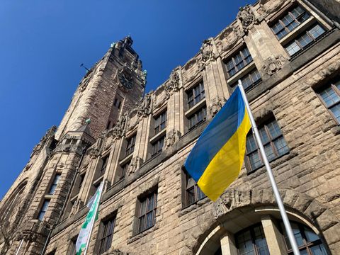 Flagge der Ukraine vor dem Rathaus Charlottenburg