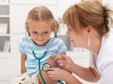 Ärztliche Untersuchung eines Mädchens mit einem Stethoskop
