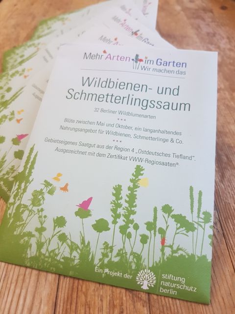 Bildvergrößerung: Ein Tütchen mit Pflanzensamen von der Stiftung Naturschutz Berlin: Mehr Arten im Garten – wir machen das. Wildbienen und Schmetterlingssaum. 