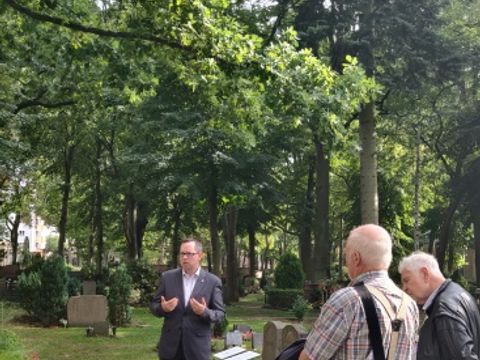 Bildvergrößerung: Bezirksbürgermeister Igel bei der Einweihung der Informationstafeln auf dem St. Laurentius-Friedhof