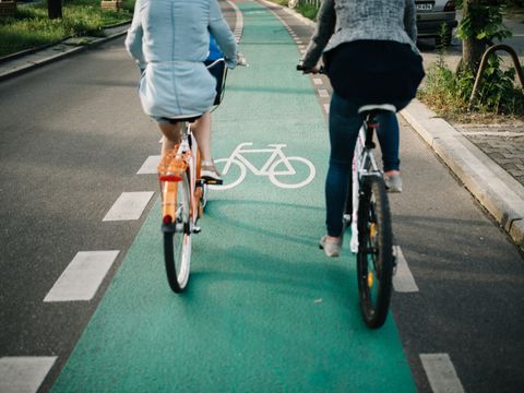Fahrradfahrerinnen auf grünem Fahrradstreifen