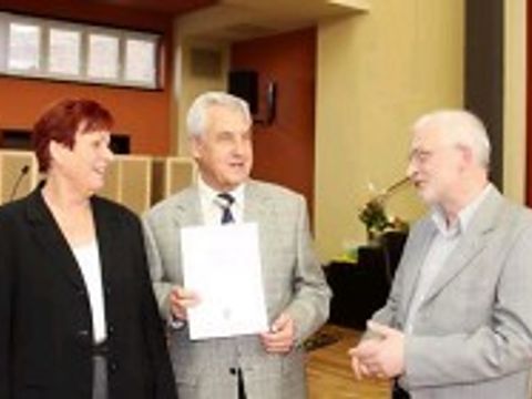 Jörg-Peter Sellmann (Mitte) mit den Gratulanten Bezirksbürgermeisterin Christina Emmrich und BVV-Vorsteher Rainer Bosse