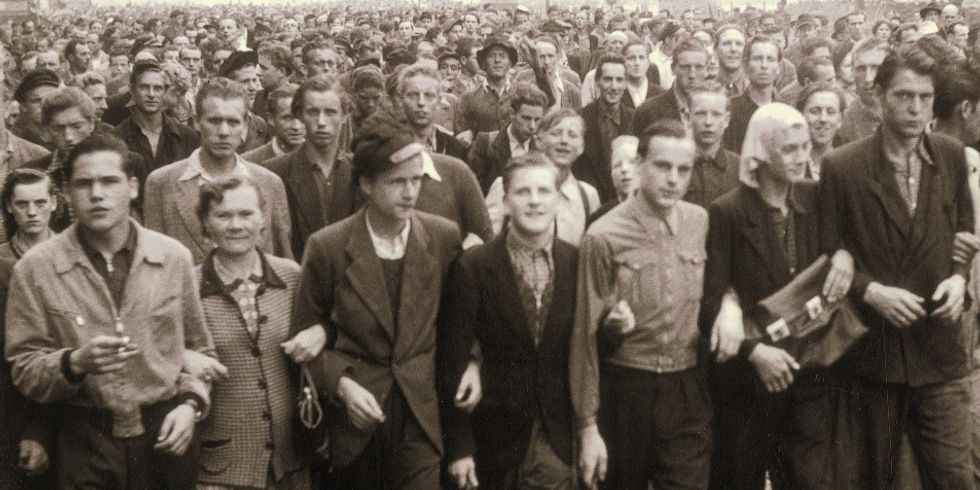 Demonstrationszug mit Siegfried Berger (1. Reihe, 3. von links), Streikführer aus dem Funkwerk Köpenick