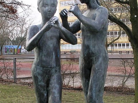 Diebstahl d. Skulptur "Flötenspielende Kinder"