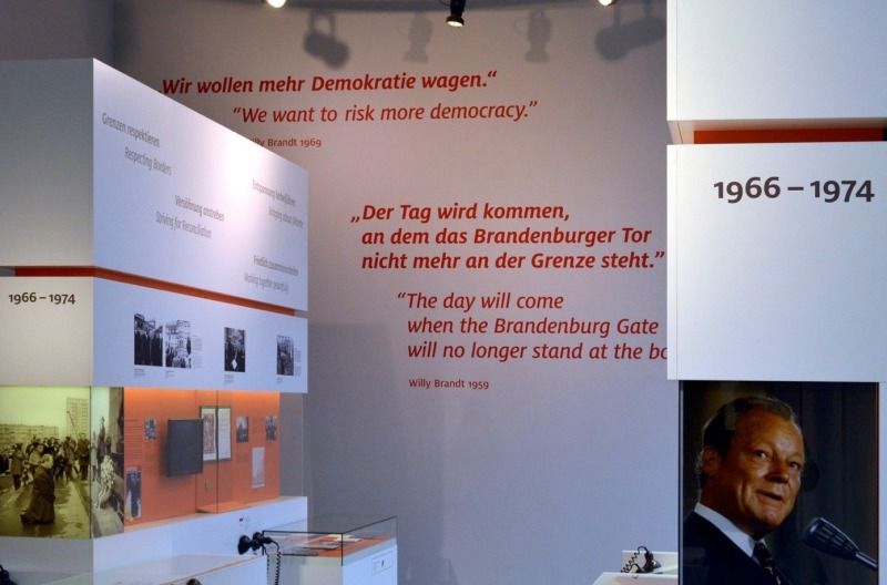 Bildvergrößerung: Blick in die Ausstellung „Willy Brandt – Politik erleben“