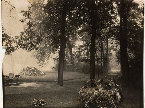 Blick in den Garten hinter dem Sommerhaus der Familie Bleichröder in Pankow, Berlin ca. 1910