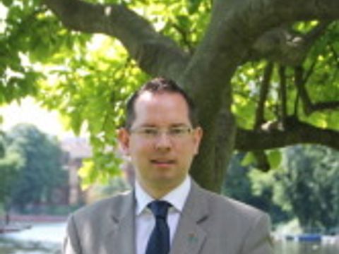 Bezirksbürgermeister Oliver Igel im Grünen