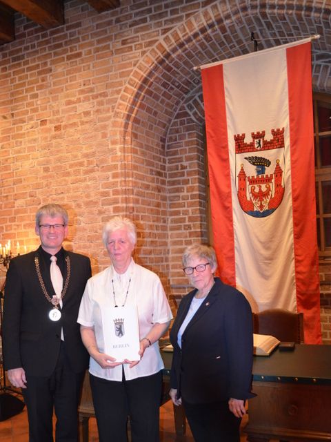 Bildvergrößerung: Bezirksbürgermeister Helmut Kleebank, Marlis Steinke und Bezirksverordnetenvorsteherin Gaby Schiller (von links nach rechts)