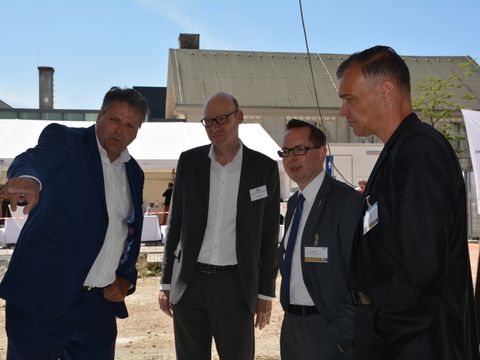 Bildvergrößerung: Bezirksbürgermeister Oliver Igel beim Baustsellenfest der Europa-Center AG in Adlershof