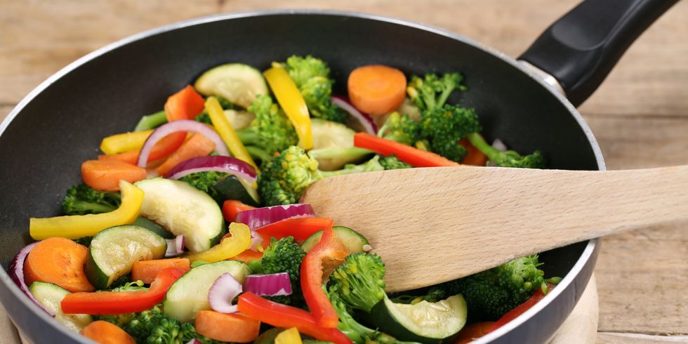 Essen zubereiten und braten Gemüse in der Pfanne