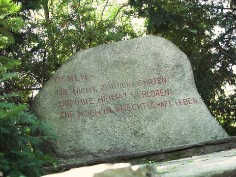 Zu sehen ist der Gedenkstein für Opfer von Krieg und Unterdrückung auf dem Gipfel der Marienhöhe