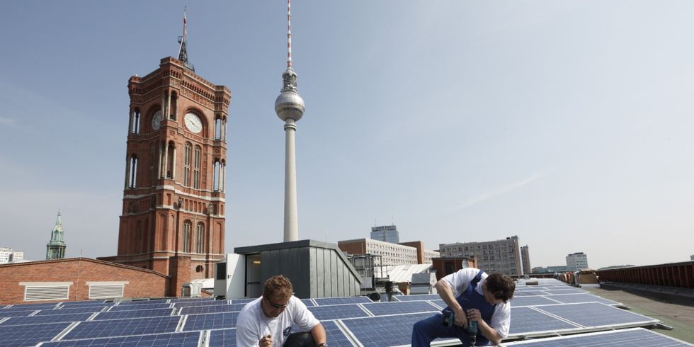 Aufbau der Photovoltaikanlage auf dem Dach des Roten Rathauses