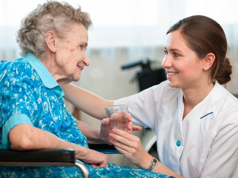 Pflegerin kümmert sich um eine ältere Dame