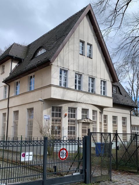 Aussenansicht des Gebäudes der VHS Steglitz-Zehlendorf in der Rondellstrasse 
