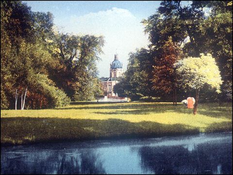 Schlossgarten Charlottenburg, Blick über die Luiseninsel zum Schloss, um 1920, Postkarte
