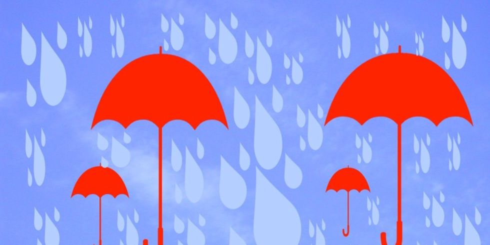 Zwei große und zwei kleine rote Regenschirme